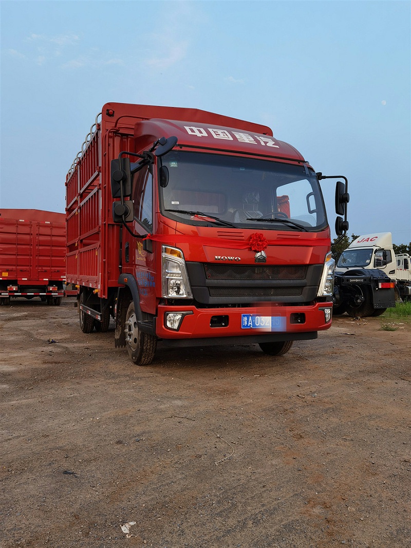 2米高栏车,销售人员就大概讲了一下     重汽豪沃卡车,电话结束后给张